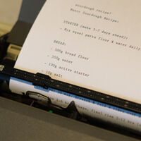 Chatear con la inteligencia artificial sin pantallas es posible… usando una máquina de escribir. Así lo ha logrado este ingeniero 