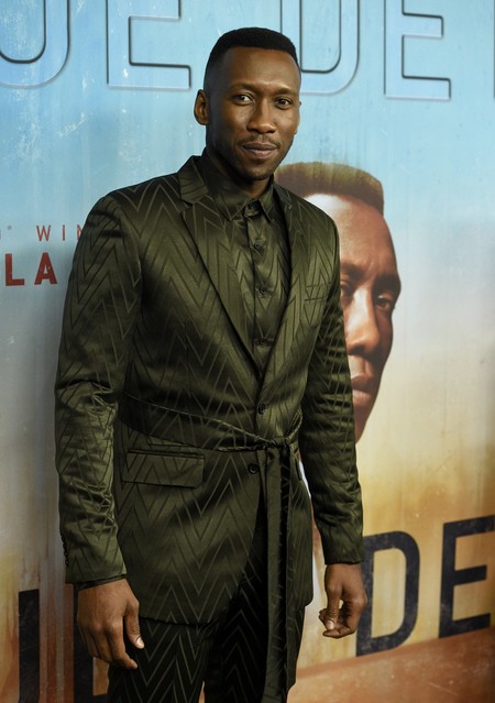 Solo Mahershala Ali podría defender un traje así de original