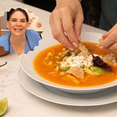 Cómo hacer un caldo tlalpeño al estilo Zahie Téllez: el secreto está en sazonar bien el pollo 