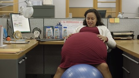 ¿Por qué esta mujer "decidió" permanecer embarazada durante 260 semanas? Un anuncio denuncia sobre la baja maternal en Estados Unidos
