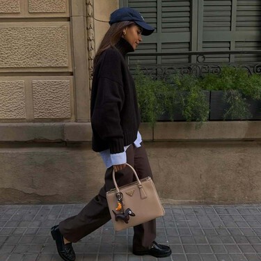 Los jeans color café dominan las tendencias de 2026 y así los combinan las chicas más elegantes