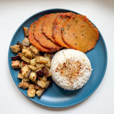 Mi plato comodín para salvar almuerzos y cenas: la mezcla de arroz, berenjenas a la sartén y seitán  