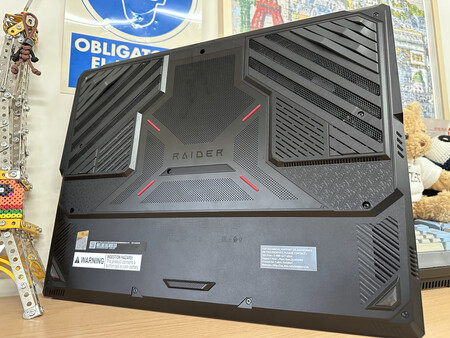 Msi Raider Xataka Analisis Nivel Detalle Acabado Parte Inferior
