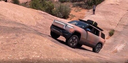 Así supera el SUV eléctrico Rivian R1S una complicada pendiente en el desierto de Moab, en vídeo