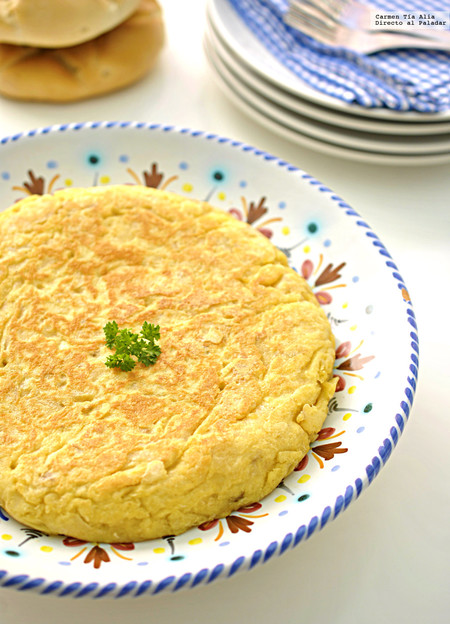 Tortilla de patatas con patatas fritas de bolsa. Una receta de Adriá que hay que probar