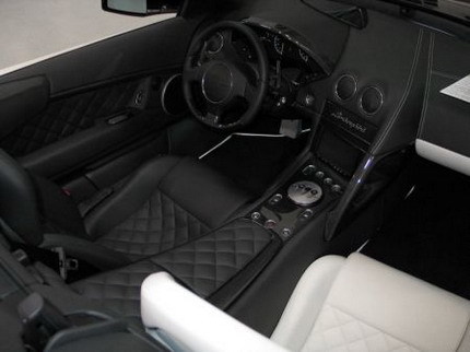 Lamborghini con interior bicolor