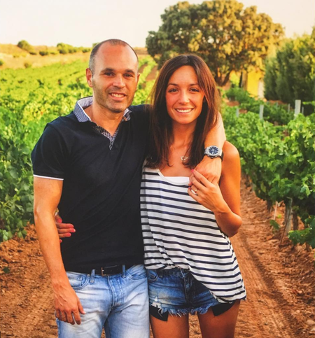 Iniesta y Anna Ortiz ya tienen a su tercer retoño en brazos