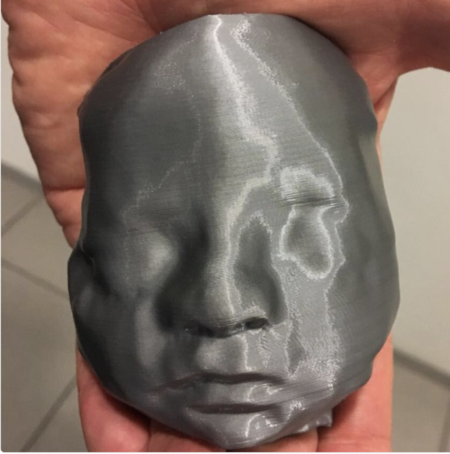 Unos padres invidentes conocen el rostro de su hija gracias a la impresión 3D de una ecografía