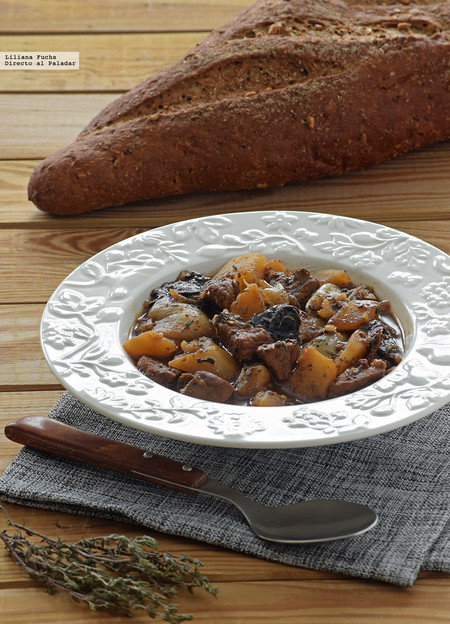 Estofado de ternera a la cerveza negra con bayas de enebro y ciruelas. Receta para mojar pan