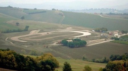 Italianos derrapando en el rancho de Valentino Rossi