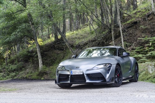 Probamos el Toyota GR Supra: un deportivo de 340 CV muy radical por fuera pero civilizado por dentro, y demasiado caro