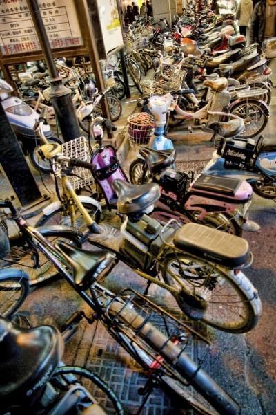 Bicicletas eléctricas aparcadas