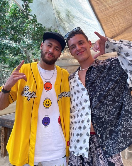 Arón Piper, fan sintomático, le pide a Neymar que le firme la mascarilla y este, al día siguiente, da positivo en coronavirus