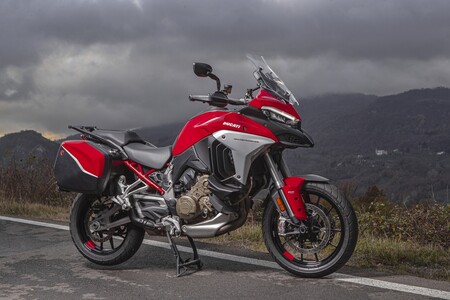 ¡Pillada! En Borgo Panigale ya están probando un Ducati Multistrada V4 con llanta de 17 pulgadas y basculante monobrazo