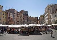 Campo dei Fiori: activo mercado de día, punto de encuentro de los jóvenes por la noche 