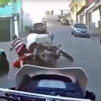 Este espectacular vídeo te muestra lo difícil que es escapar en moto de la policía brasileña