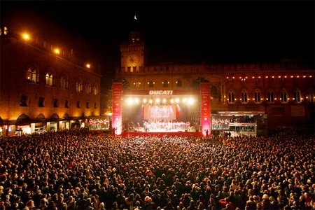 Ducati MotoGP Night y Bolonia entera vestida de rojo