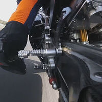 La desconocida razón por la que en las motos de carreras las marchas son al revés que en tu moto de calle 