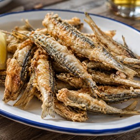 Los cocineros expertos coinciden: "La clave para hacer el mejor pescado frito está en retirar el exceso de harina antes de freirlo"  