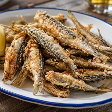 Los cocineros expertos coinciden: "La clave para hacer el mejor pescado frito está en retirar el exceso de harina antes de freirlo"  