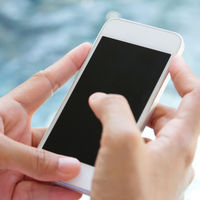 Un niño de nueve años cae a las vías del metro mientras juega distraído con el móvil