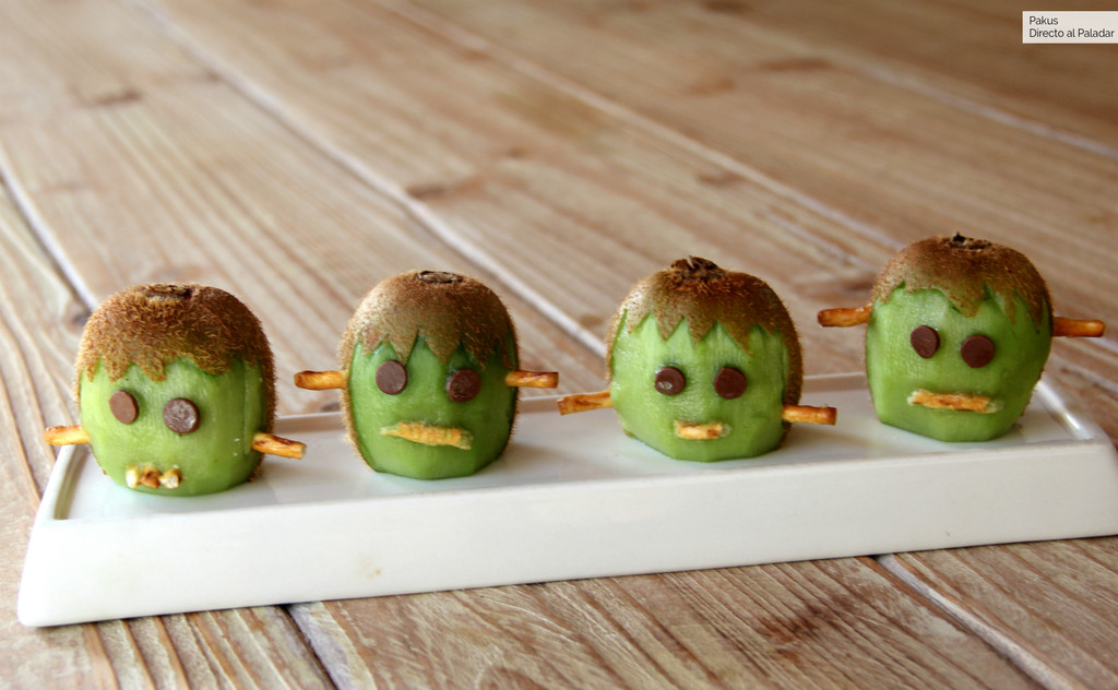El monstruo de Frankenstein hecho con kiwi, el postre saludable sin azúcar añadido, ideal para una merienda de Halloween