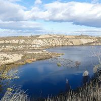 Madrid quiere vaciar una laguna de Vicálvaro: debajo hay un material clave para baterías y coches eléctricos 