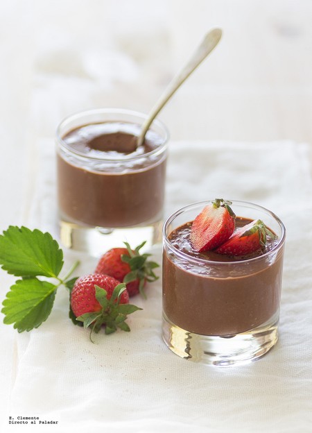 Postre de crema de chocolate con fresas. Receta fácil sin gluten
