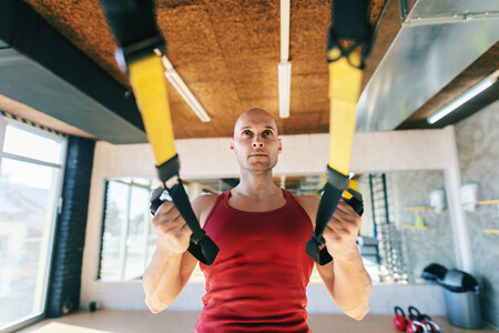 Rutina de entrenamiento con TRX: trabaja todo tu cuerpo con este entrenamiento fullbody en suspensión