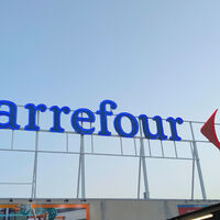 En Carrefour, puedes conseguir este set de mesas, silla y sombrilla para disfrutar en verano en tu terraza o jardín