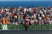 Checa y Fonsi acompañan el doblete de Bayliss en el podium