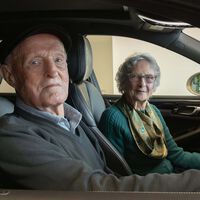 Esta pareja de ancianos nonagenarios siempre quiso un Porsche. Ha sido su autoregalo para celebrar 70 años de casados