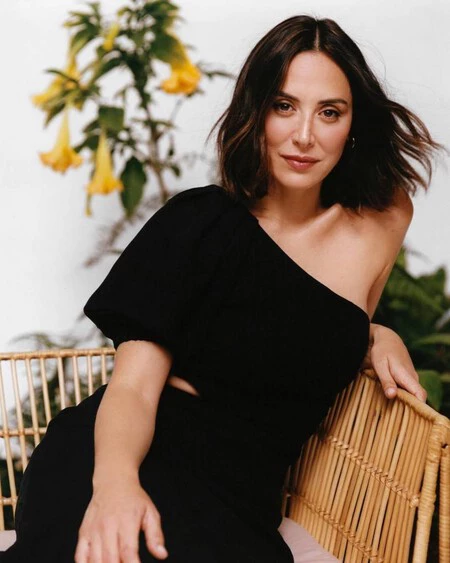 Tamara Falcó estrena el perfecto vestido negro 'cut out' que podemos encontramos en Pedro del Hierro