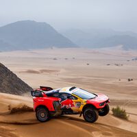 Sébastien Loeb gana para asaltar el podio del Dakar pero Nasser Al-Attiyah lo tiene todo controlado