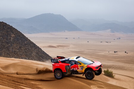 Sébastien Loeb gana para asaltar el podio del Dakar pero Nasser Al-Attiyah lo tiene todo controlado