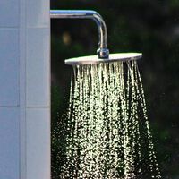 Cada vez que un jugador se ducha, su monitor se apaga. Esto le pone de los nervios porque la explicación es muy sencilla 