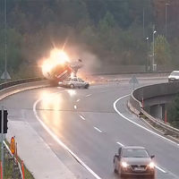 No, adelantar en un viaducto y lloviendo no era una buena idea: muere un camionero por un conductor que perdió el control de su coche