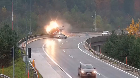 No, adelantar en un viaducto y lloviendo no era una buena idea: muere un camionero por un conductor que perdió el control de su coche