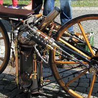 La primera moto del mundo tiene una historia tan épica como triste. Su creador murió batiendo un récord del que hoy te reirías