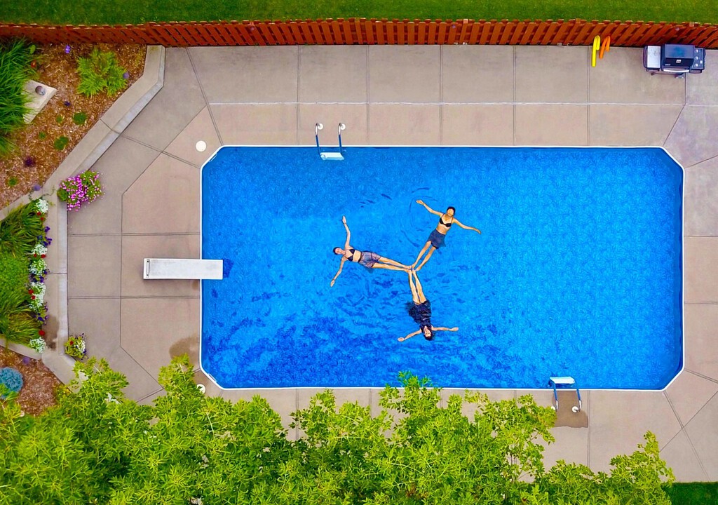 Así puedes convertir tu Echo Dot en un altavoz portátil y usarlo en terraza, jardín o piscina aunque no tengas enchufes cerca 