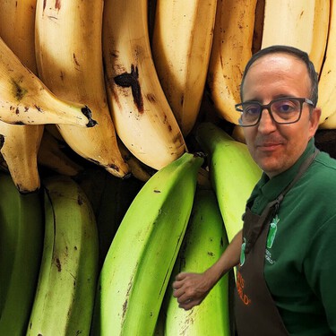 José Luis Caro, frutero: "Para evitar que los plátanos se pongan negros rápidamente, no uses el frutero sino un táper en la nevera con papel film" 