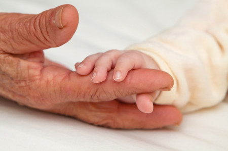"No os rindáis nunca": ha conseguido ser madre a los 65 años tras intentarlo toda la vida