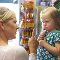 Regañar a tu hijo en público daña su autoestima; dialoga con él en privado 