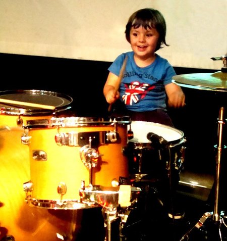 Niño a la batería