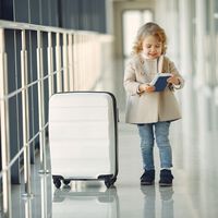 Niños viajando solos en avión, tren y autobús: a partir de qué edad pueden hacerlo y qué tener en cuenta