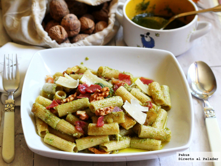Macarrones integrales al pesto con jamón ibérico y nueces. Receta