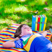 El verano no es para hacer deberes, los niños merecen descansar y aprender en libertad