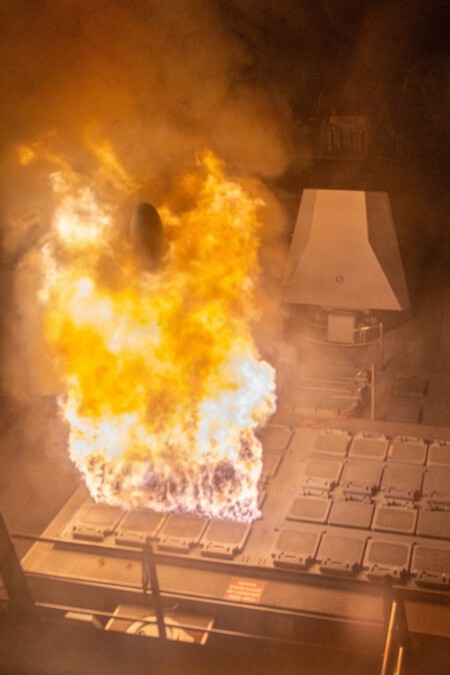 El destructor de la clase Arleigh Burke USS Bainbridge (DDG 96) dispara misiles Tomahawk desde la cubierta de misiles de proa mientras navega en el Mediterráneo oriental, en apoyo de la Operación Epic Fury, el 3 de marzo de 2026.