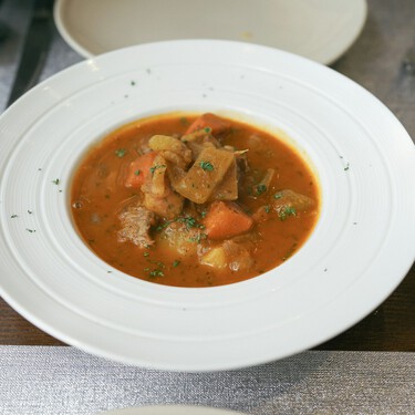 Una olla exprés por 49,99 euros: la oferta de Carrefour que nos permite comer guisos de carne bien tierna y potentes de sabor 