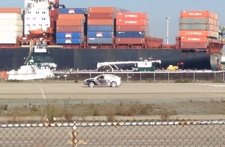 Espiando a Tesla: primeras imágenes de la fábrica de baterías y del ¿Tesla Model III?